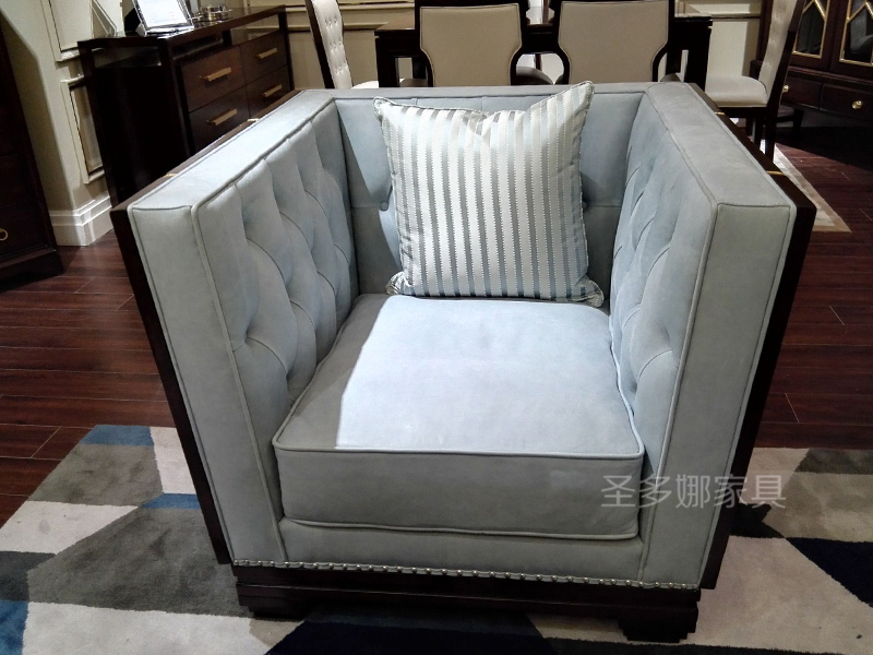圣多娜·轻奢家具客厅新美式桃花芯木实木单人位布艺沙发